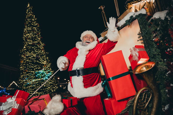 Photo of bearded old big cartoon personage stand decorated sleigh waving hand ho-ho-ho ready flight moonlight star sky miracle outdoors