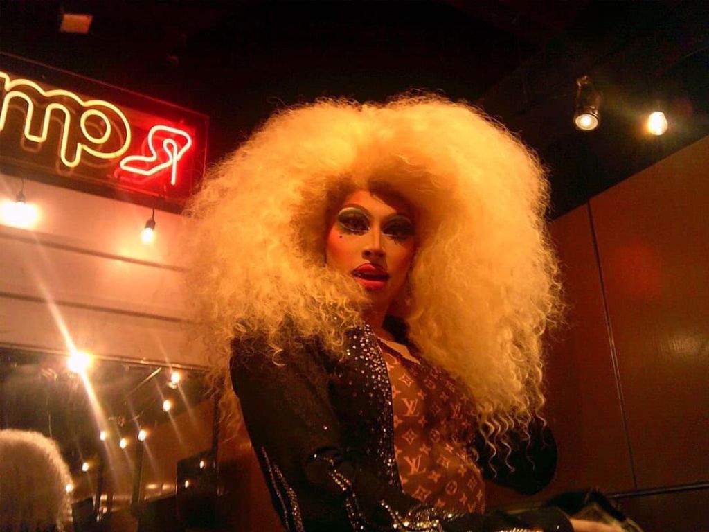 ¡Últimas noches de karaoke y “trivia” con talento drag!