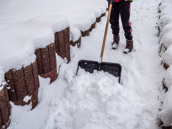 The footpath is cleared of snow"n