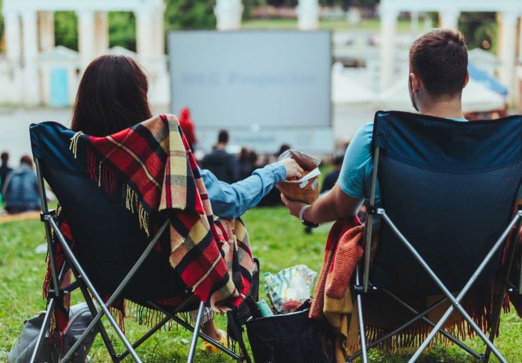 ¡Miércoles de cine al aire libre alegran el verano en Grove City!
