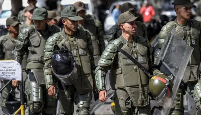 Denuncian plan ilegal de Maduro para reforzar su ejército