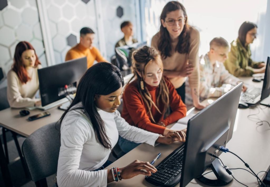 ¿Dónde imparten clases o cursos gratuitos para adultos?
