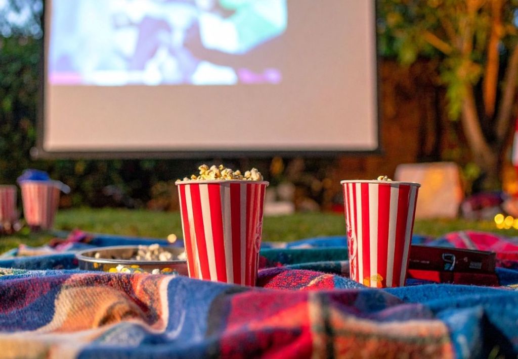 ¡Última noche de cine bajo las estrellas en Topiary Park!