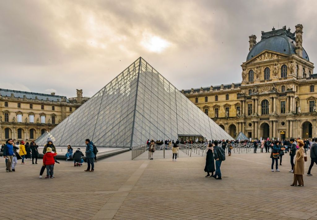 Robo en el Louvre sorprende a exagente del FBI de Ohio
