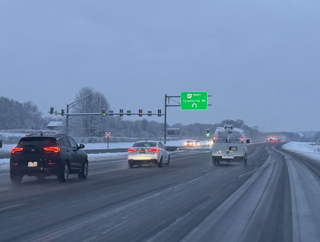 Cuadrillas trabajan para mantener vías seguras en Columbus