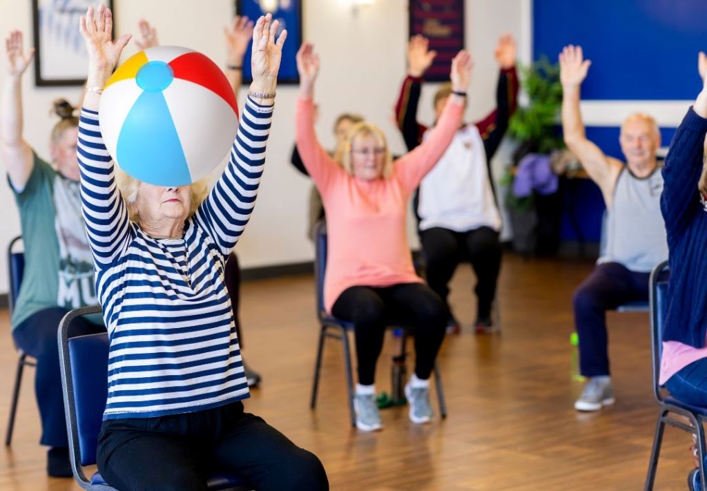 Centro comunitario organiza partidos de vóleibol en silla